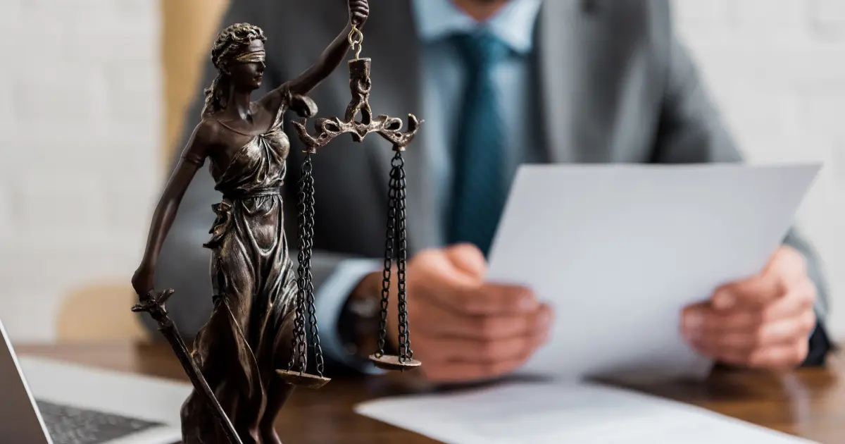 بالاتر از دادستان کیست